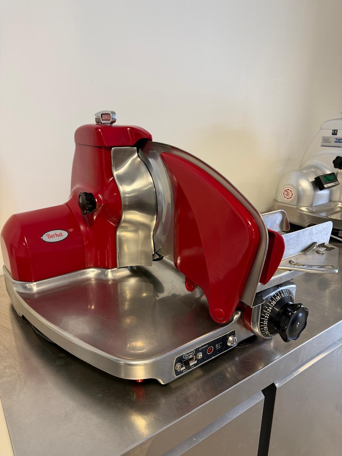 Snijmachine Berkel 834 snijmachine (rood) gereviseerd (2/4)